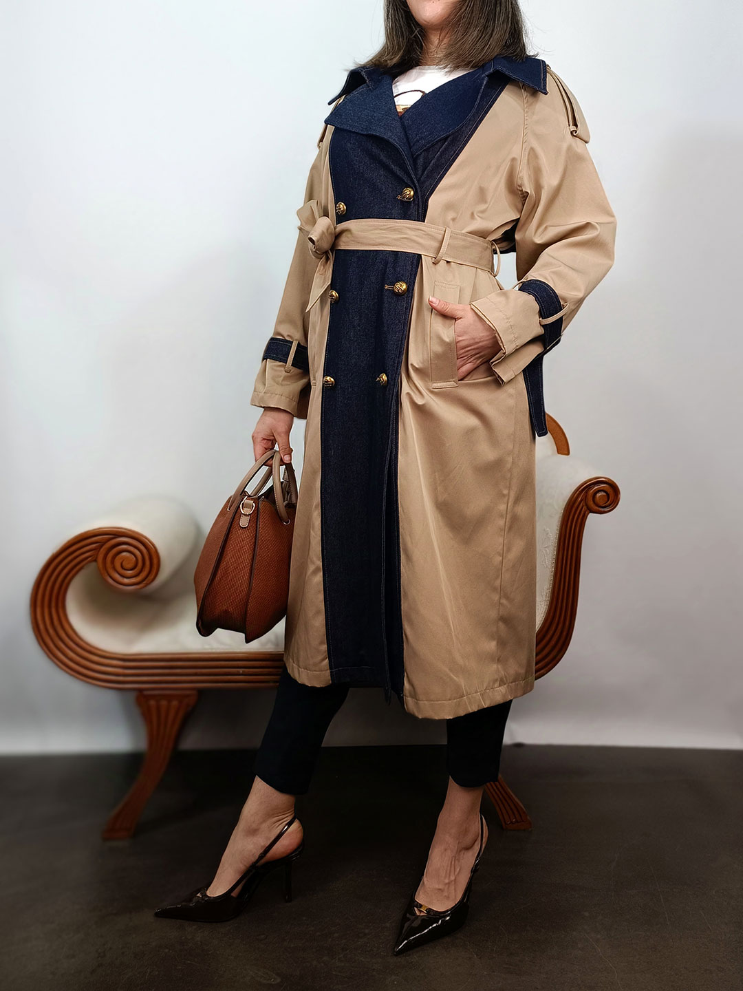 Perfil de la gabardina beige combinada denim resaltando la manga.
