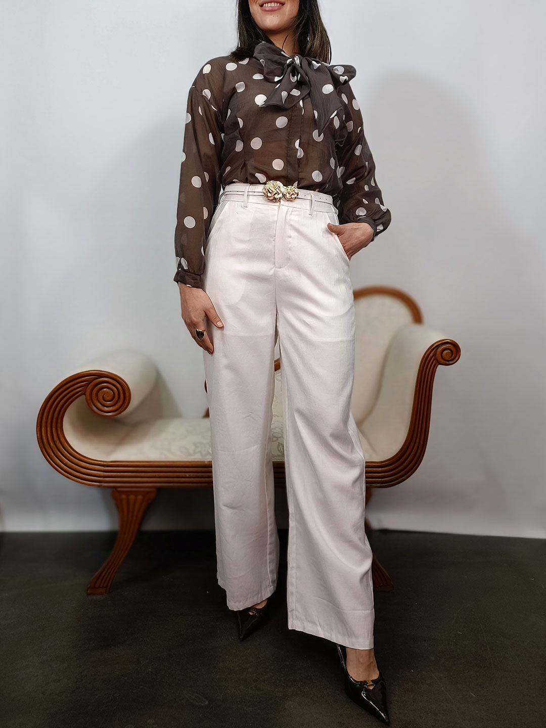 pantalón blanco pata ancha combinado con blusa de lunares