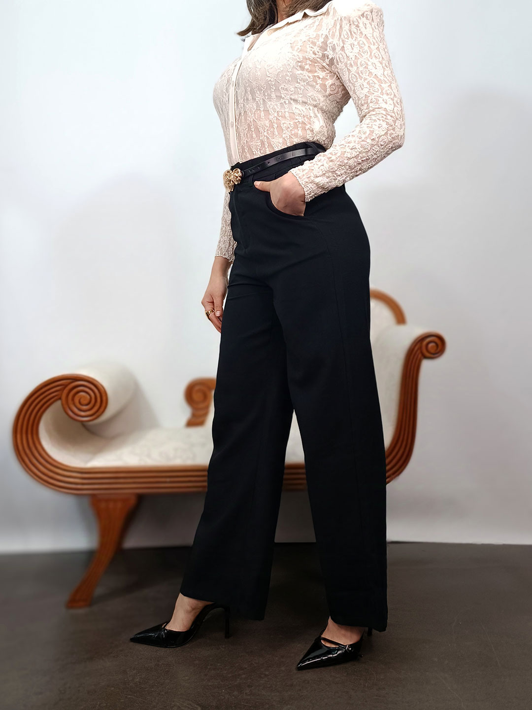 Perfil del pantalón fluido negro resaltando la limpieza del corte.