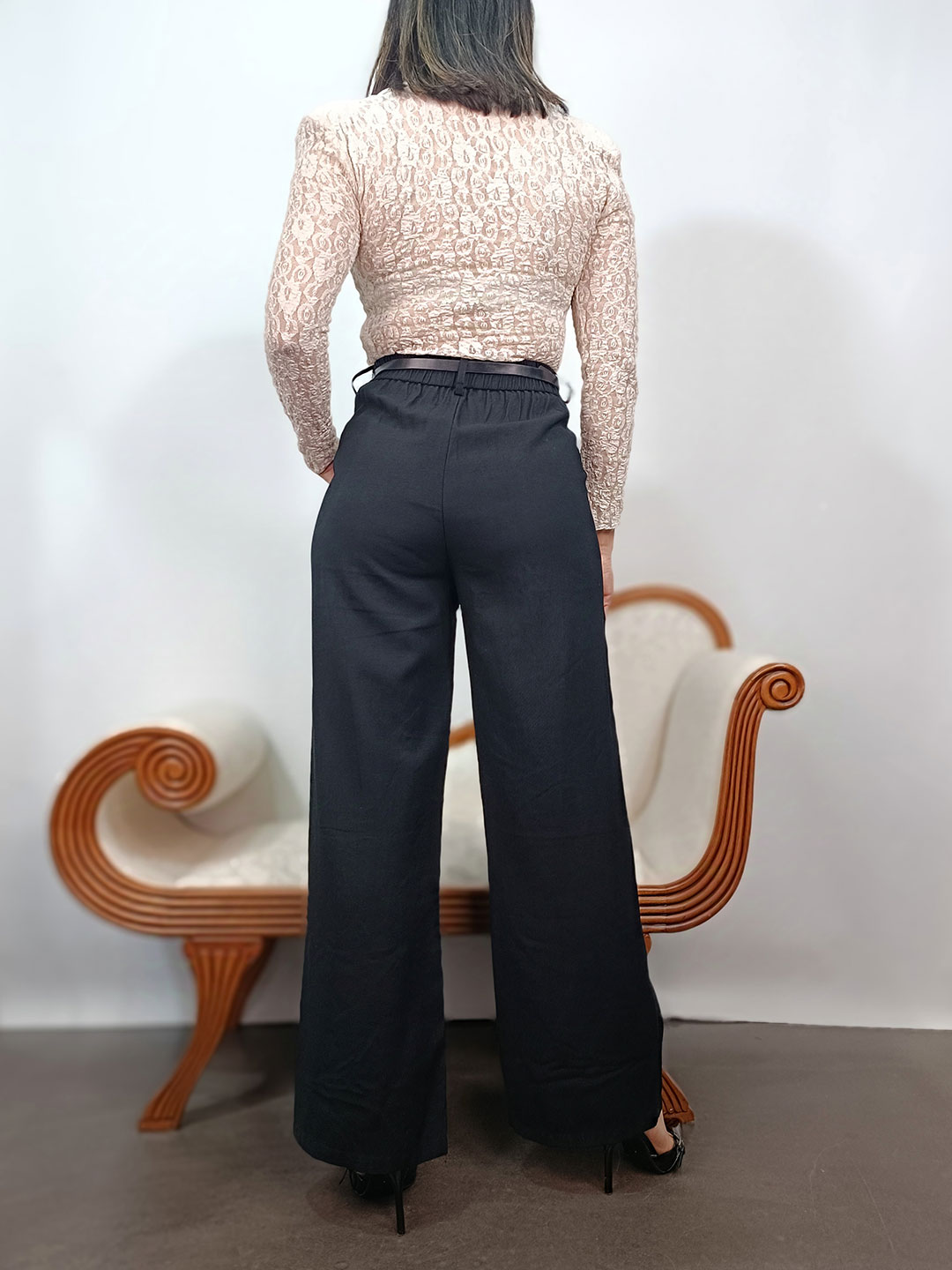 Vista trasera de pantalón fluido negro con caída recta y ajuste perfecto en cintura