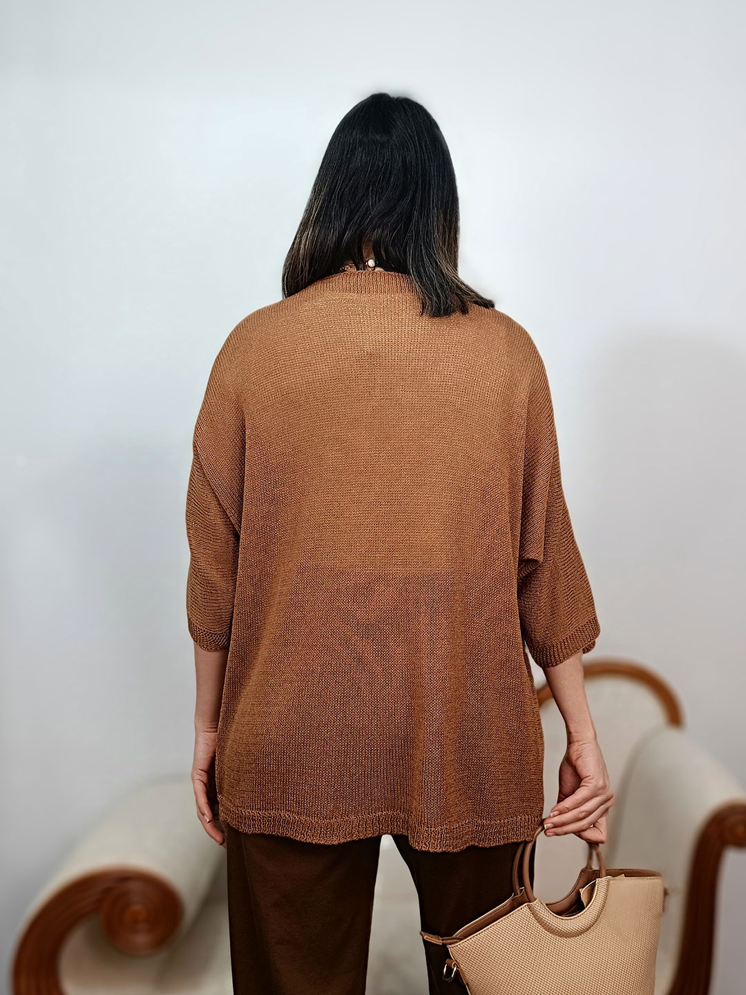 Espalda de la rebeca larga de punto color tostado.