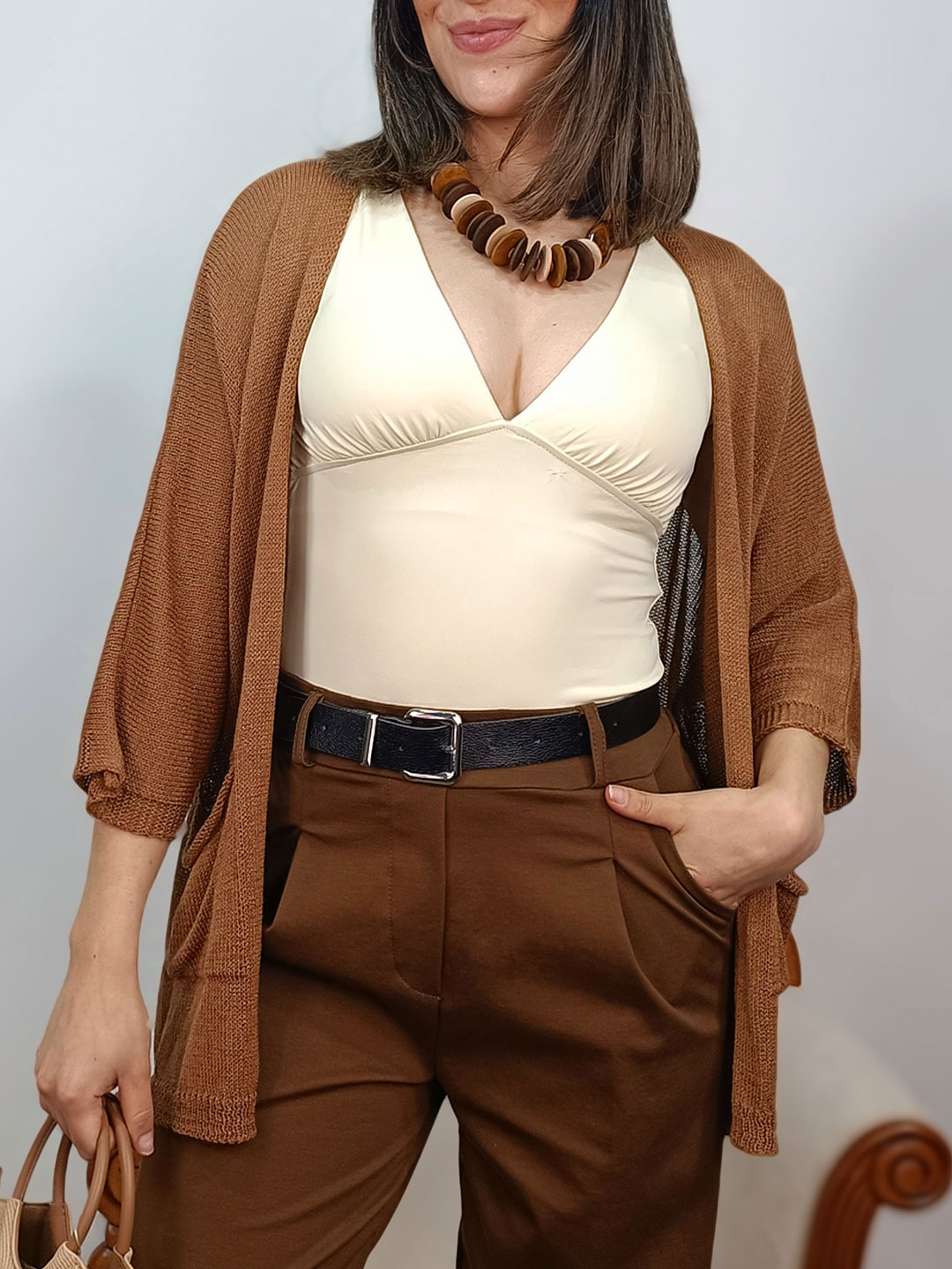 rebeca larga punto tostada con bolsillos y camiseta beige