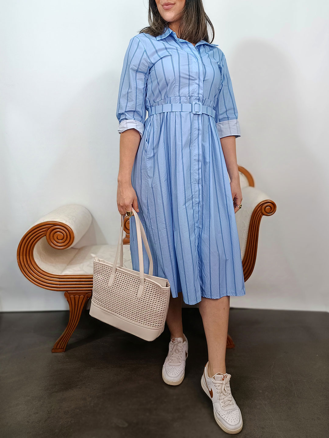 vestido camisero azul de rayas midi con cinturón y botones frontales.