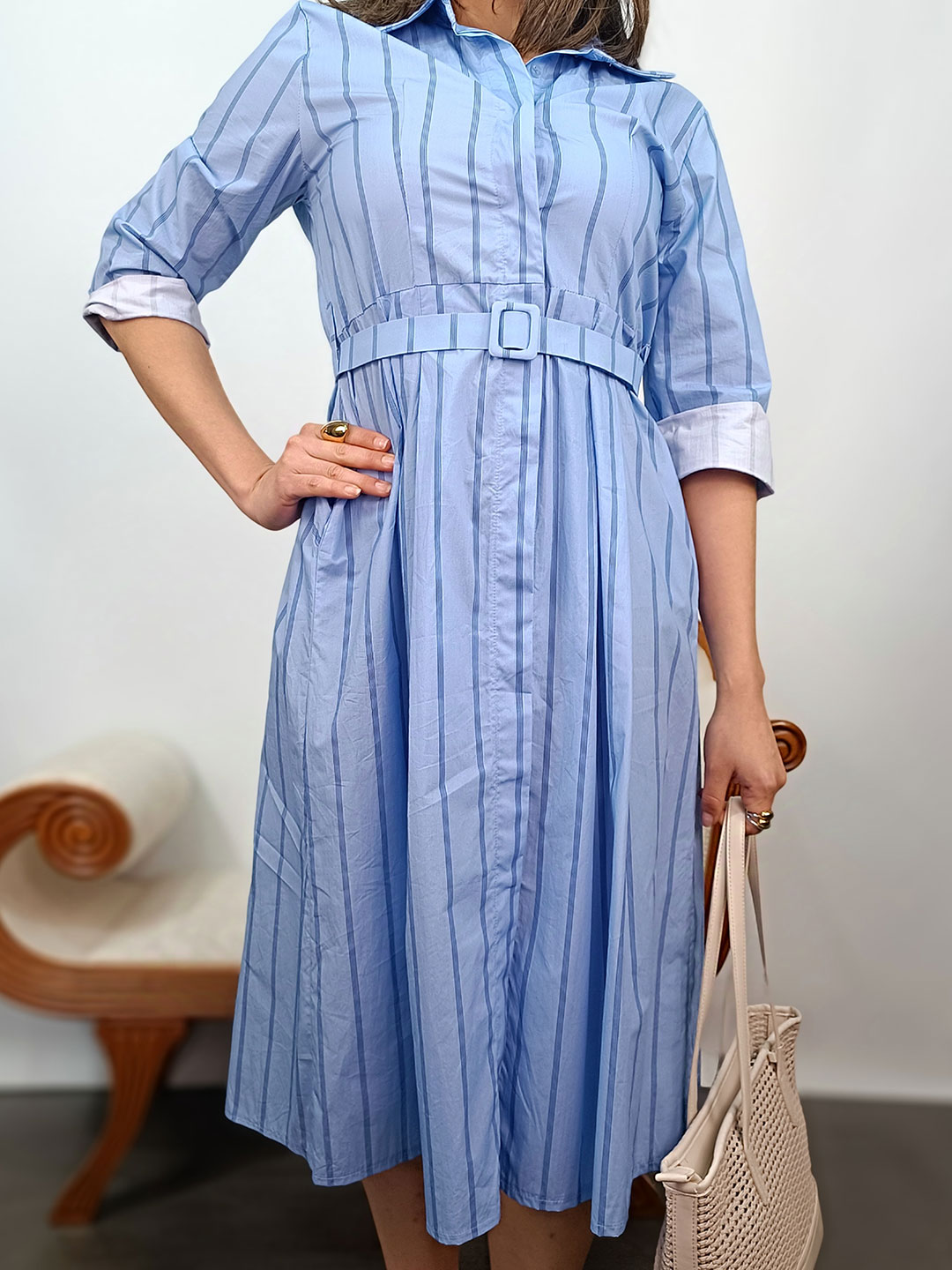 Macro del tejido de algodón y rayas azules del vestido camisero azul de rayas.