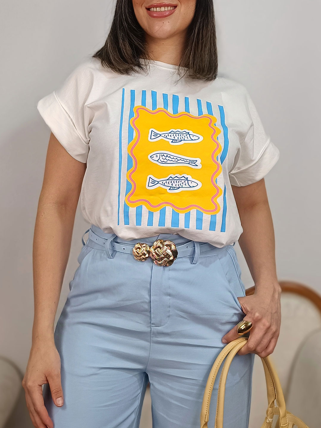 camiseta blanca con estampado de peces azul y amarillo