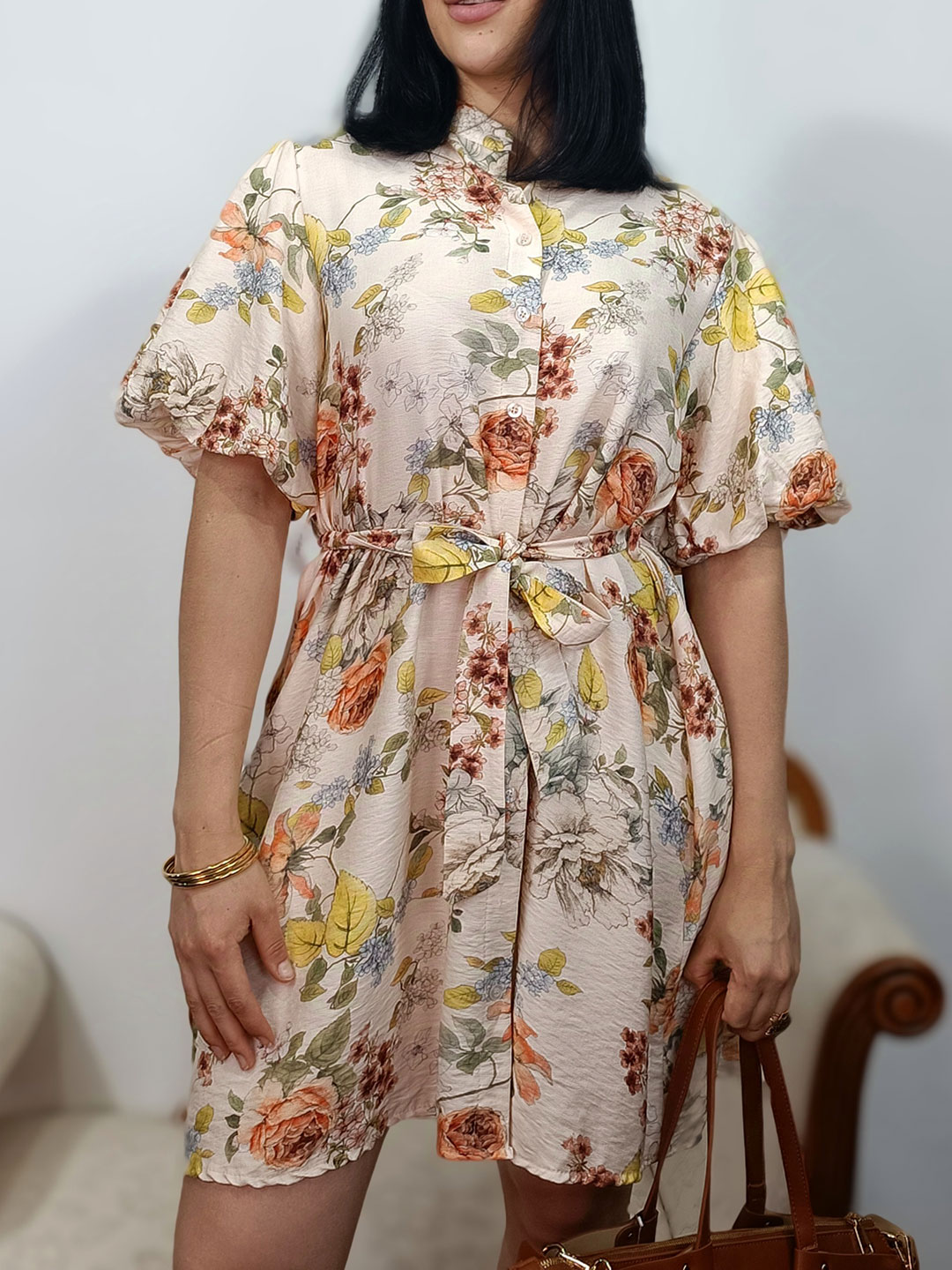 vestido corto de flores con lazada y botones frontales