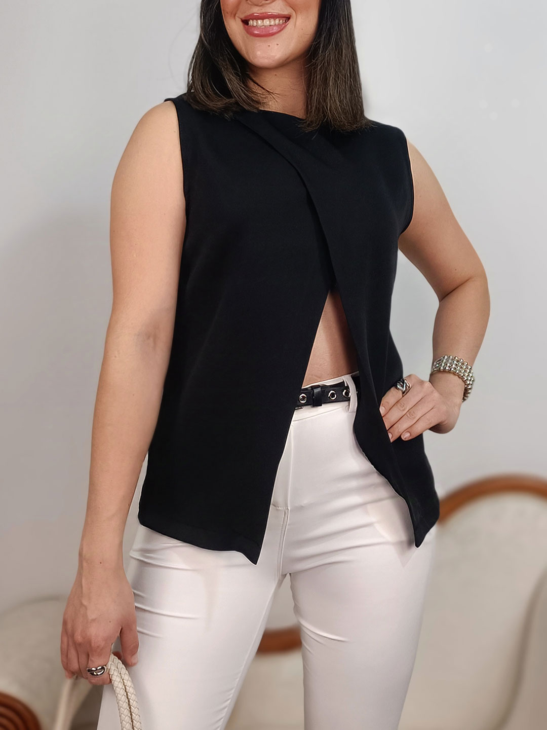 top negro sin mangas con diseño cruzado en el pecho