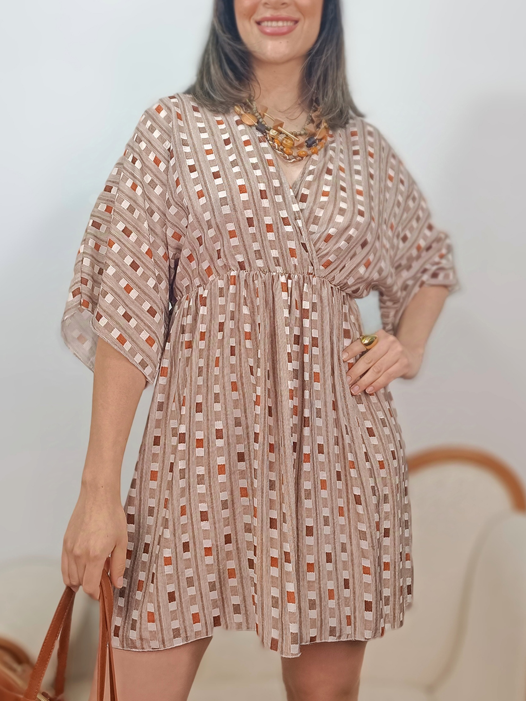 Detalle del dibujo del vestido corto fluido estampado geométrico