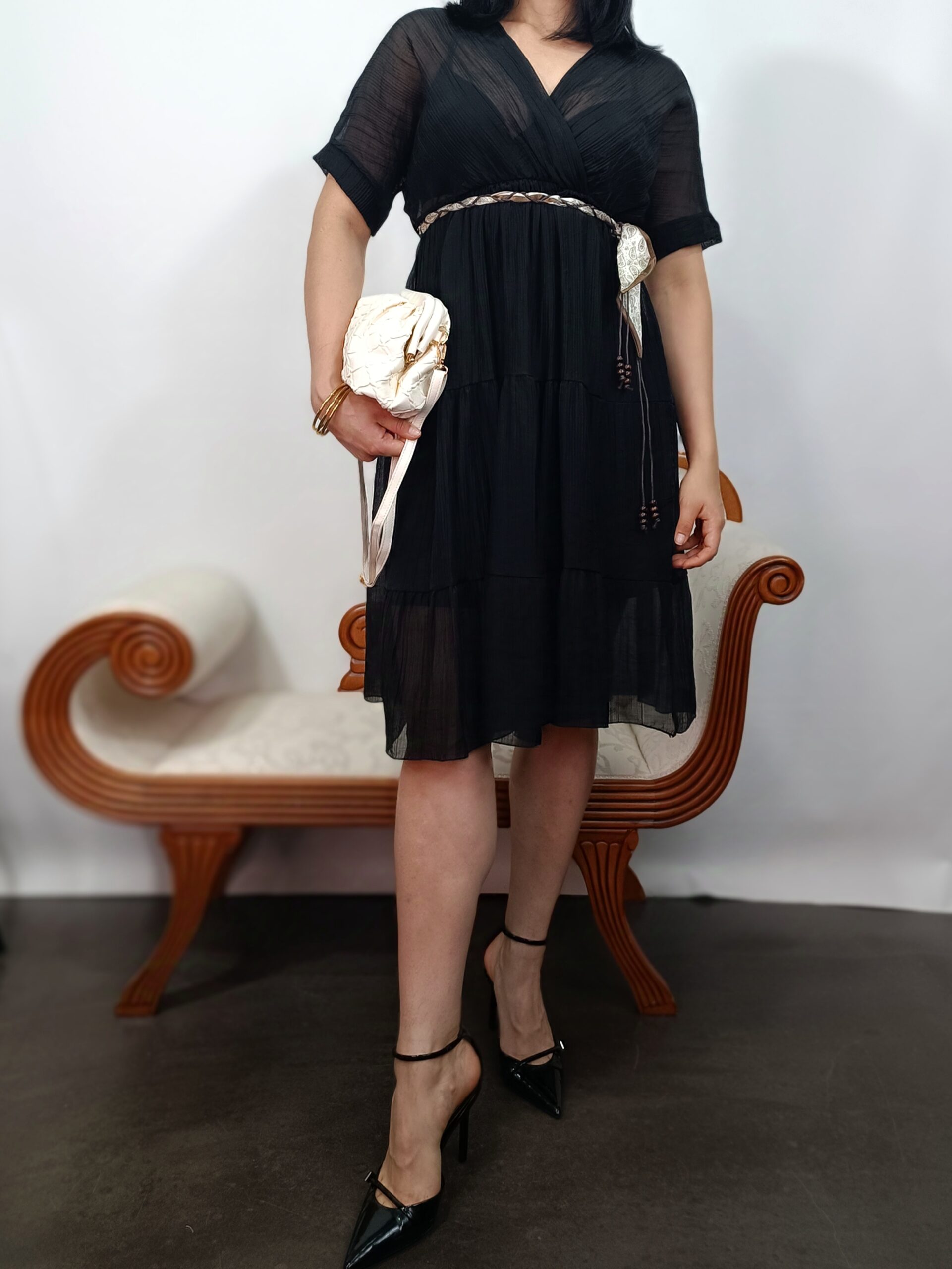 vestido midi negro de gasa con falda de volantes