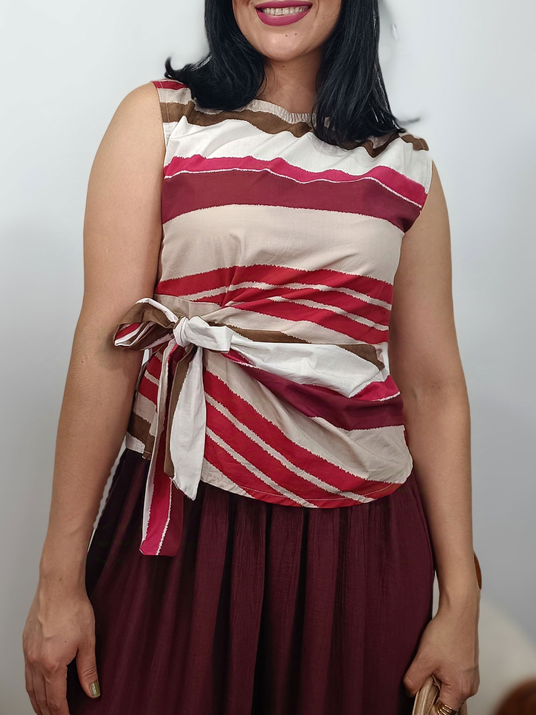 Alternativo: blusa de rayas horizontales abstractas con lazo lateral