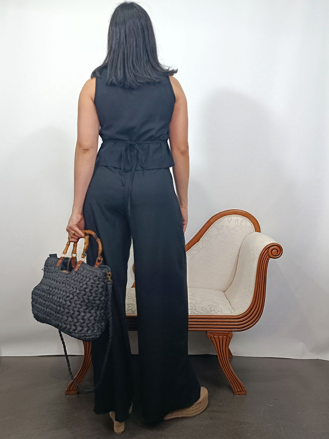 Conjunto de top satinado de rayas y pantalón negro