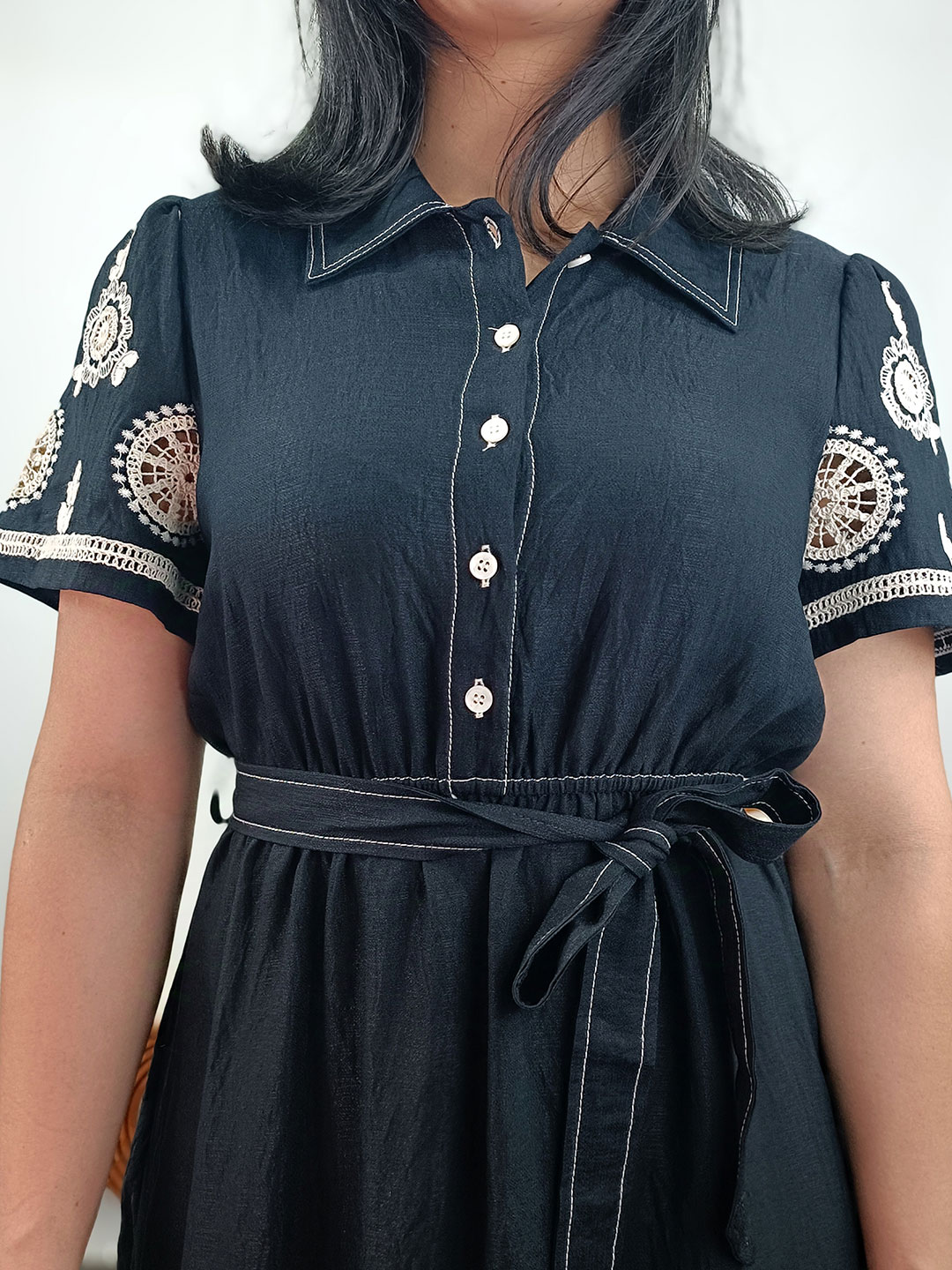 Lazo ajustable en la cintura de vestido negro