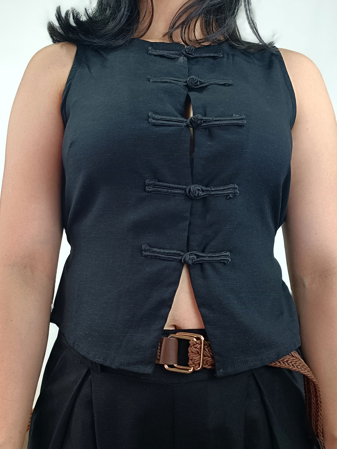 Bolso artesanal negro con asa rígida de madera
