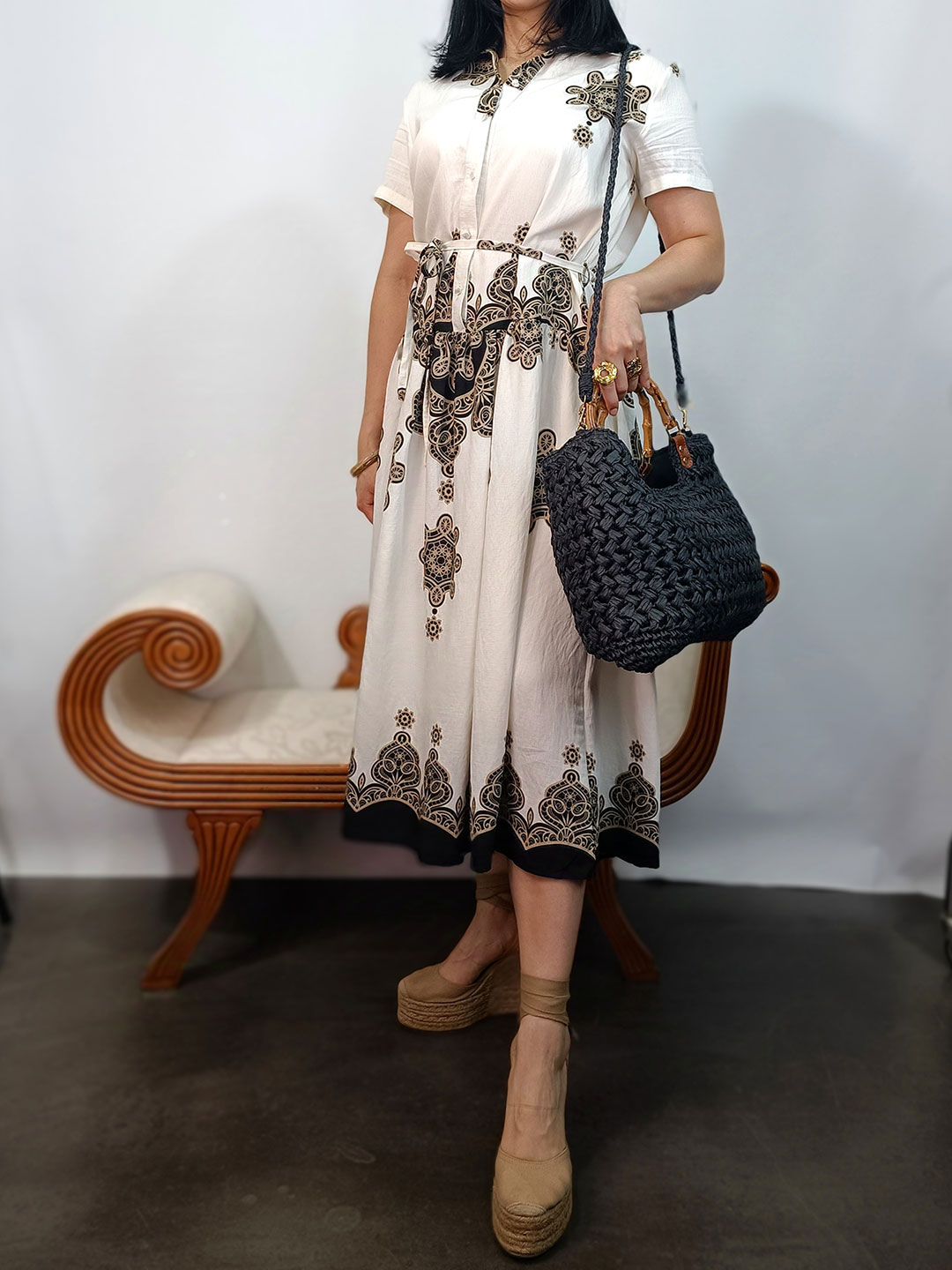 Detalle de bordados en vestido camisero de lino bordado