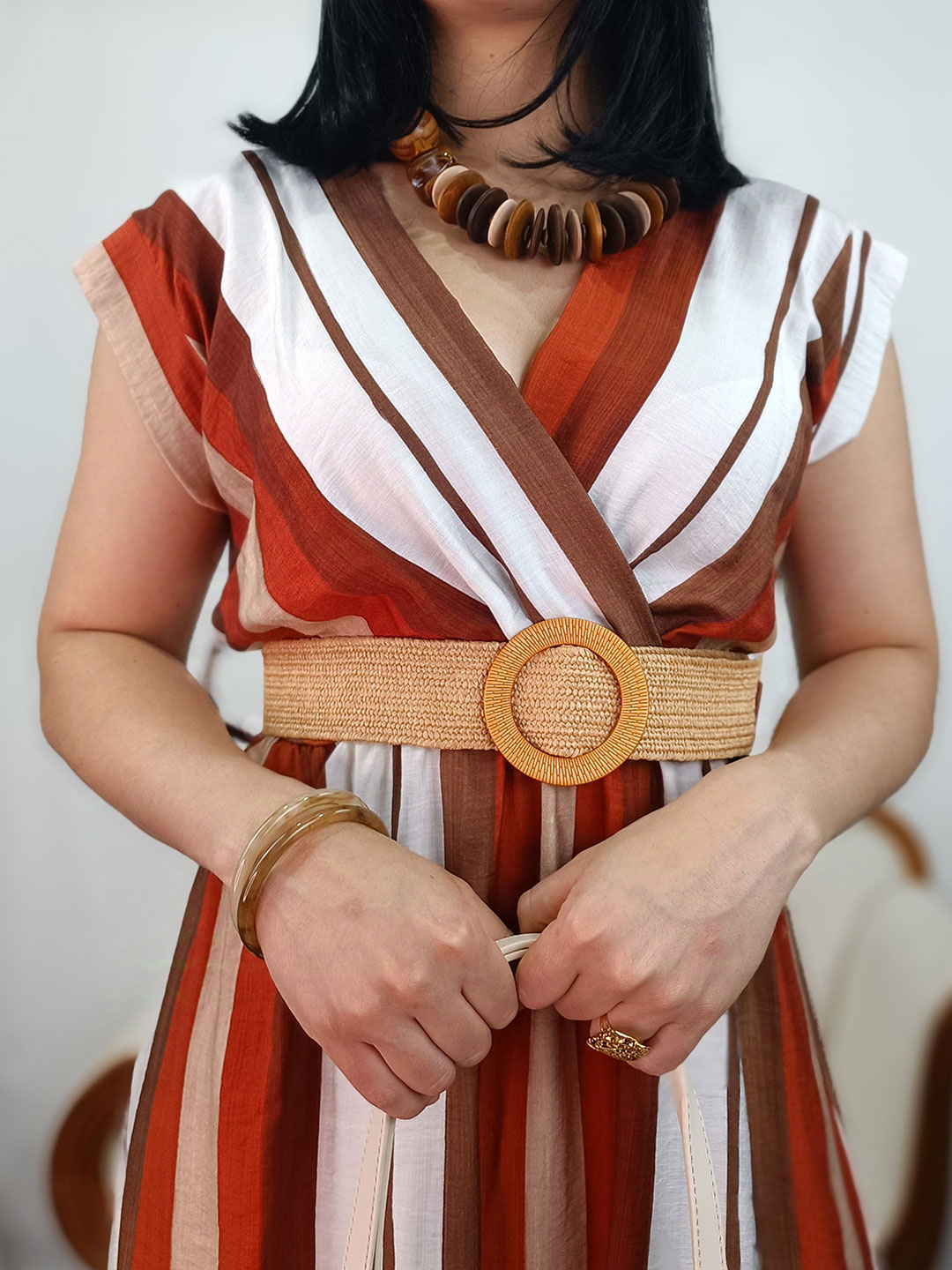 Cinturón elástico de rafia en vestido midi de rayas verticales