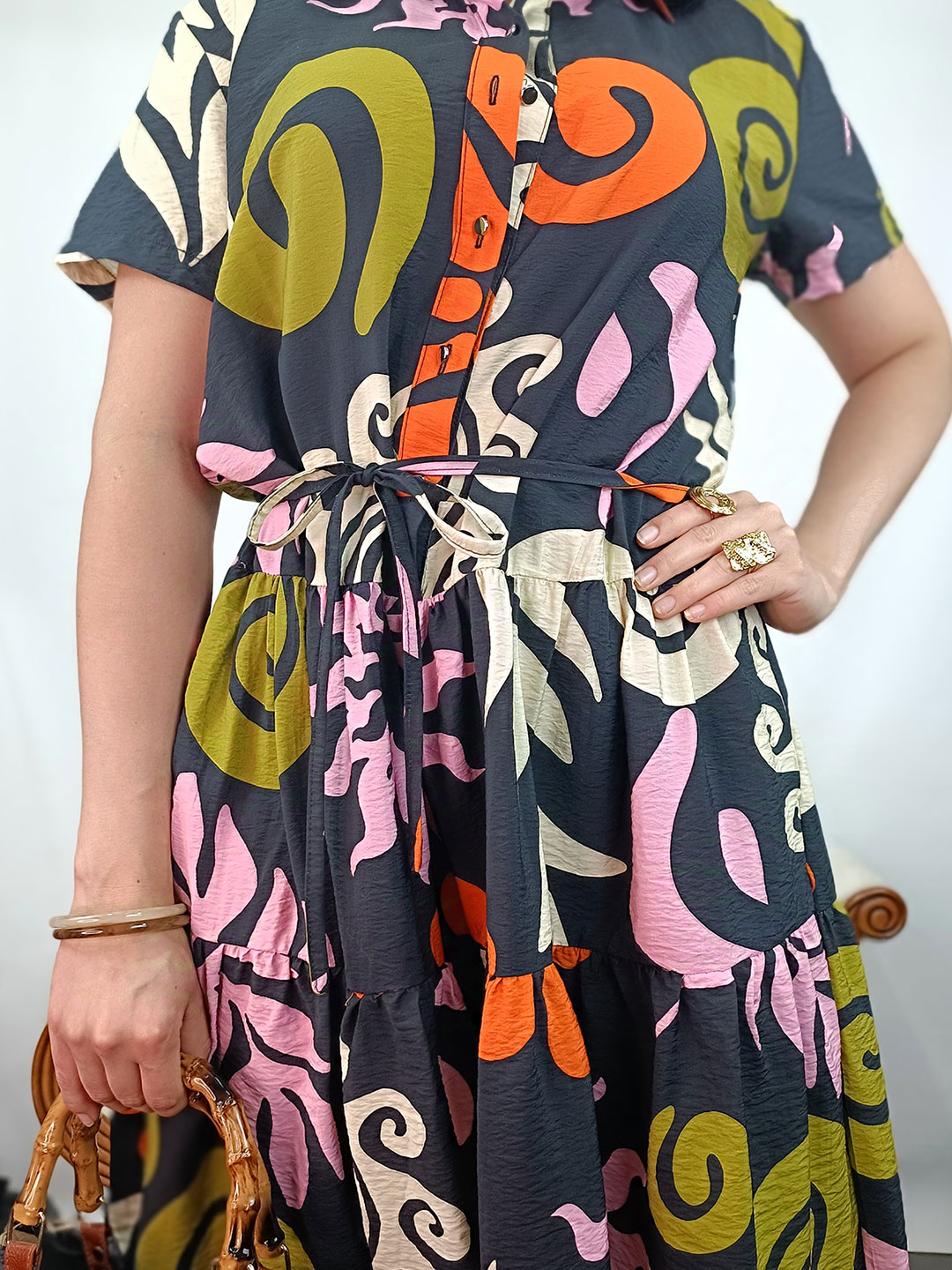 Cordón de ajuste en vestido camisero con estampado psicodélico
