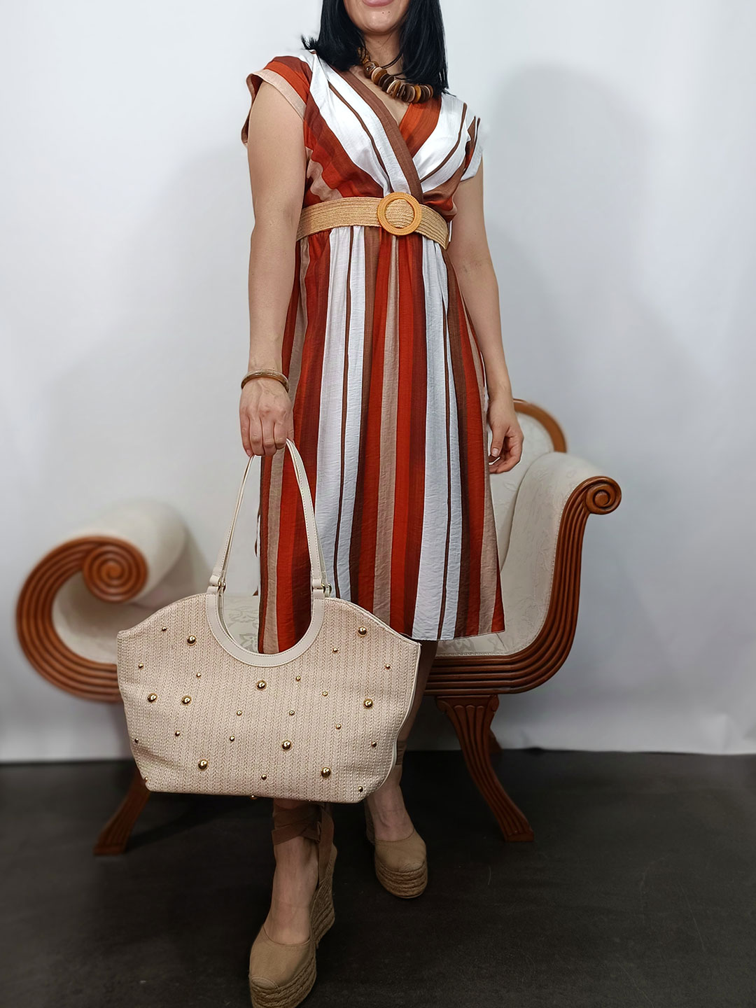 Escote en V de vestido midi de rayas verticales