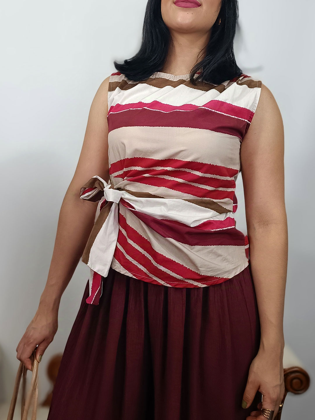 Nudo de lazo lateral en blusa de rayas