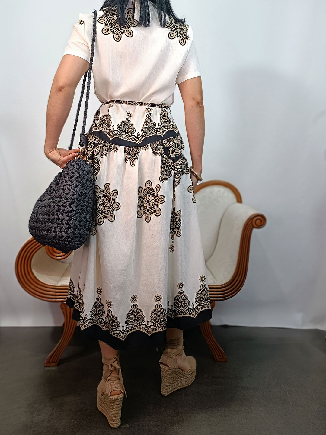 Look completo con vestido camisero de lino bordado