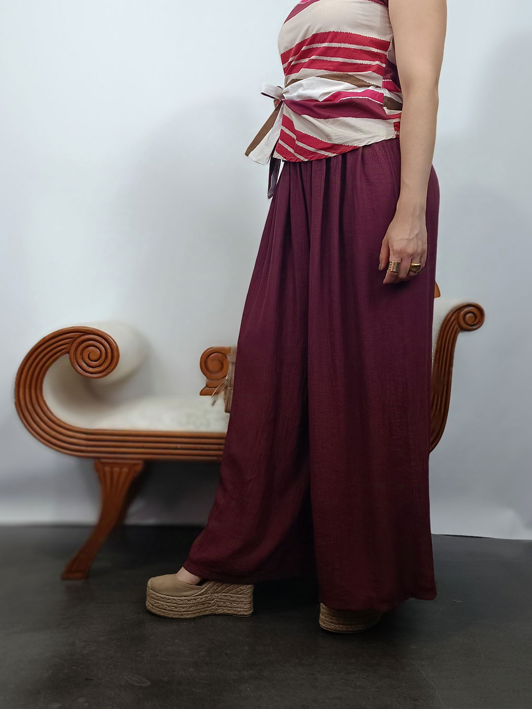 Pantalón ancho de lino con blusa de rayas