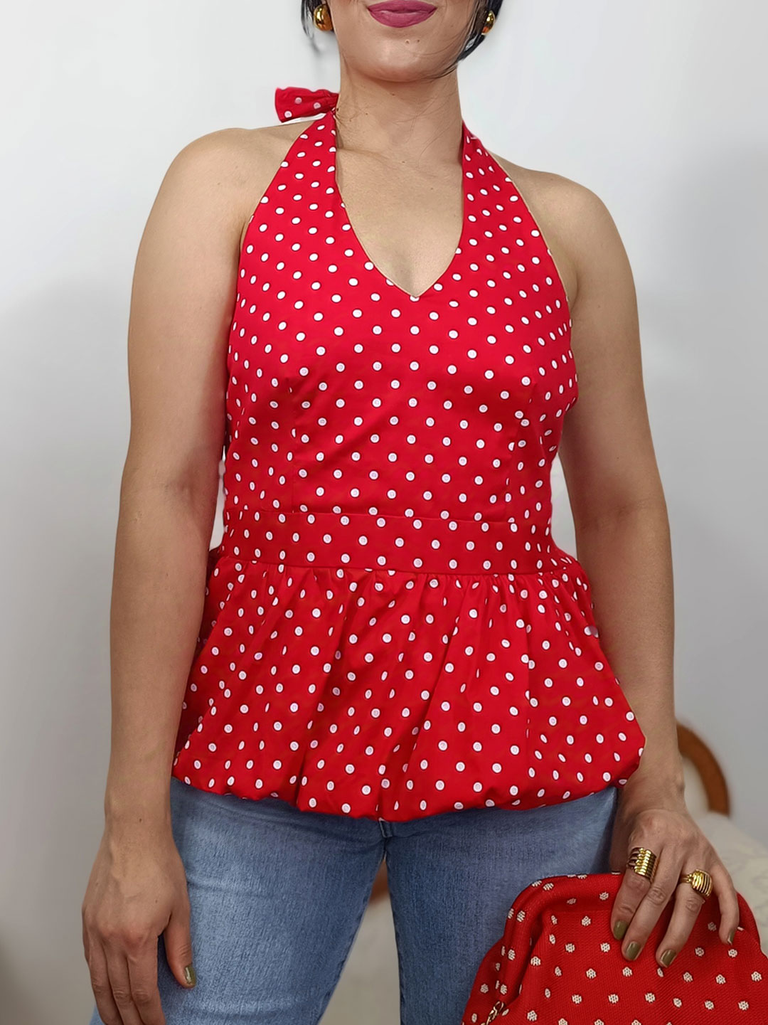 top halter rojo de lunares combinado con vaqueros