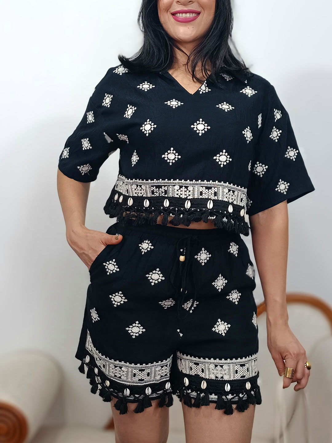 conjunto de top y pantalón corto negro con detalles de caracolas
