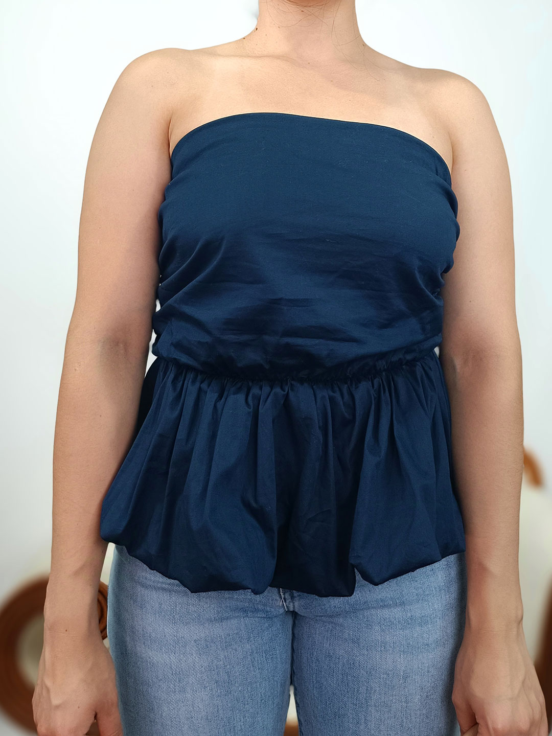 Camiseta de tirantes blanca básica con tachuelas plateadas