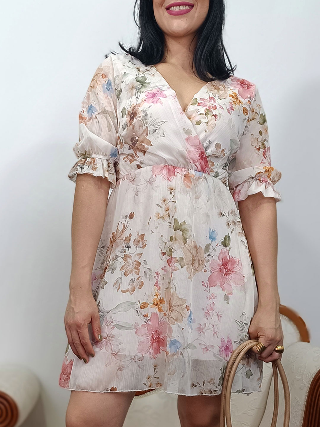 vestido corto de estampado floral con escote cruzado