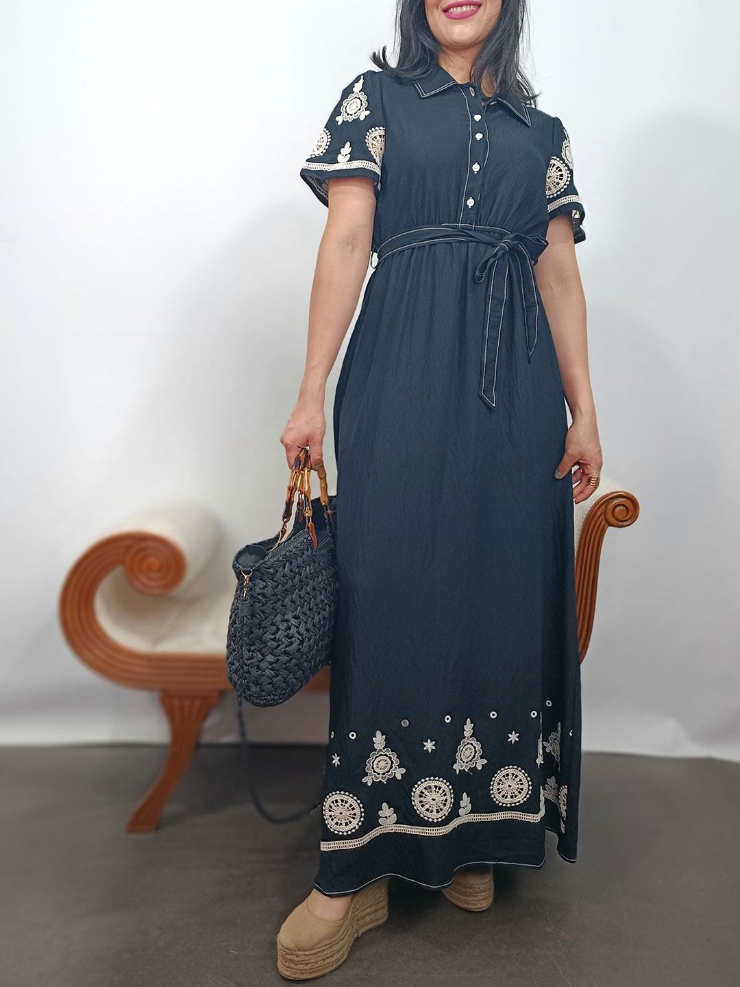 vestido largo negro camisero con bordados étnicos