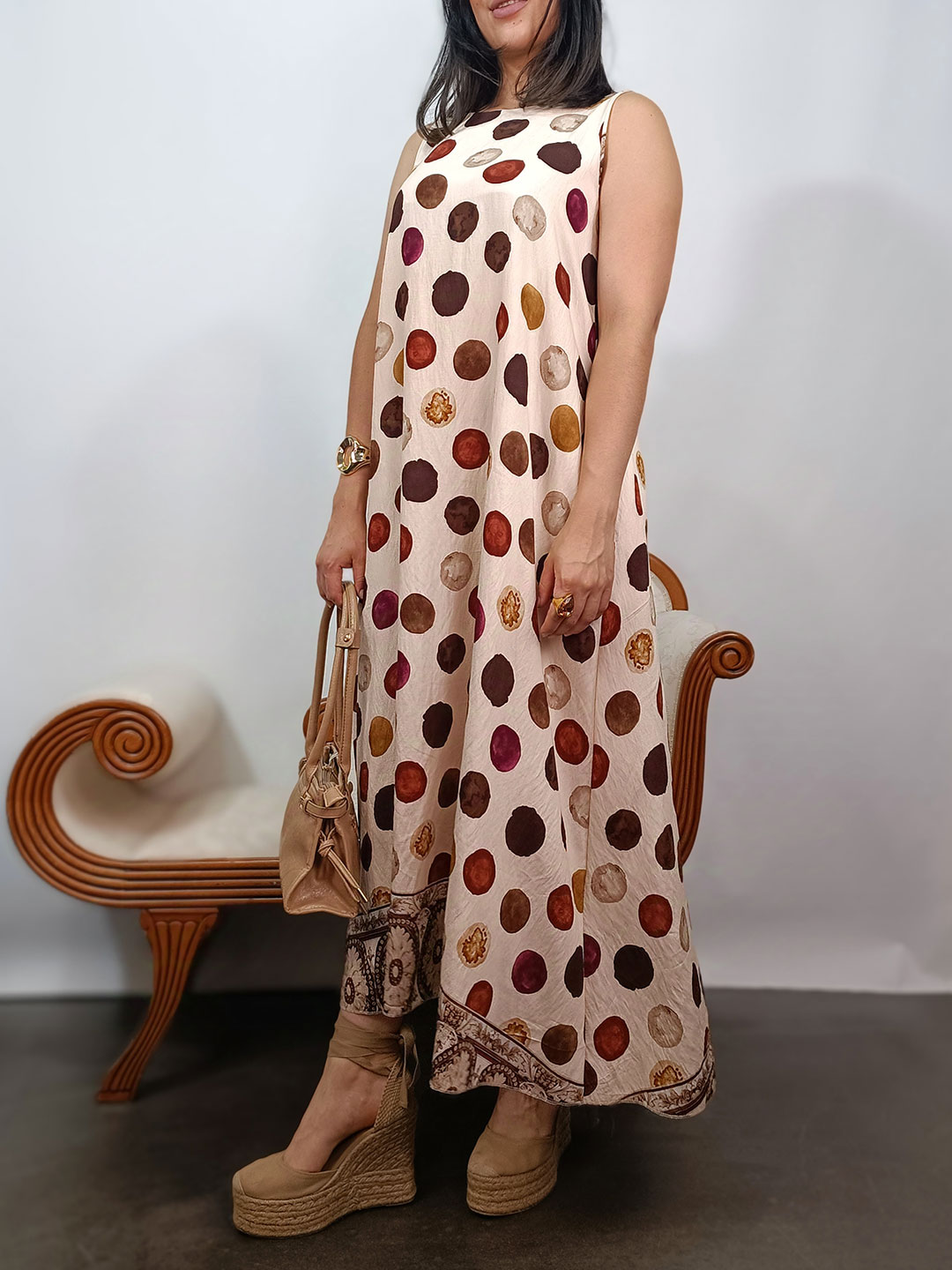 Perfil de vestido largo holgado de lunares con sisa cómoda