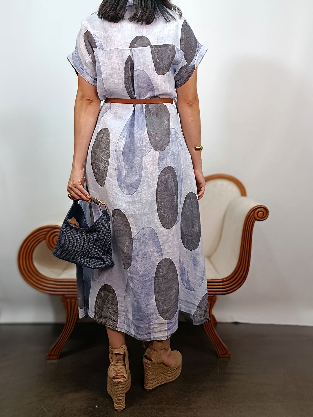 Parte posterior de vestido camisero de lino midi con cinturón