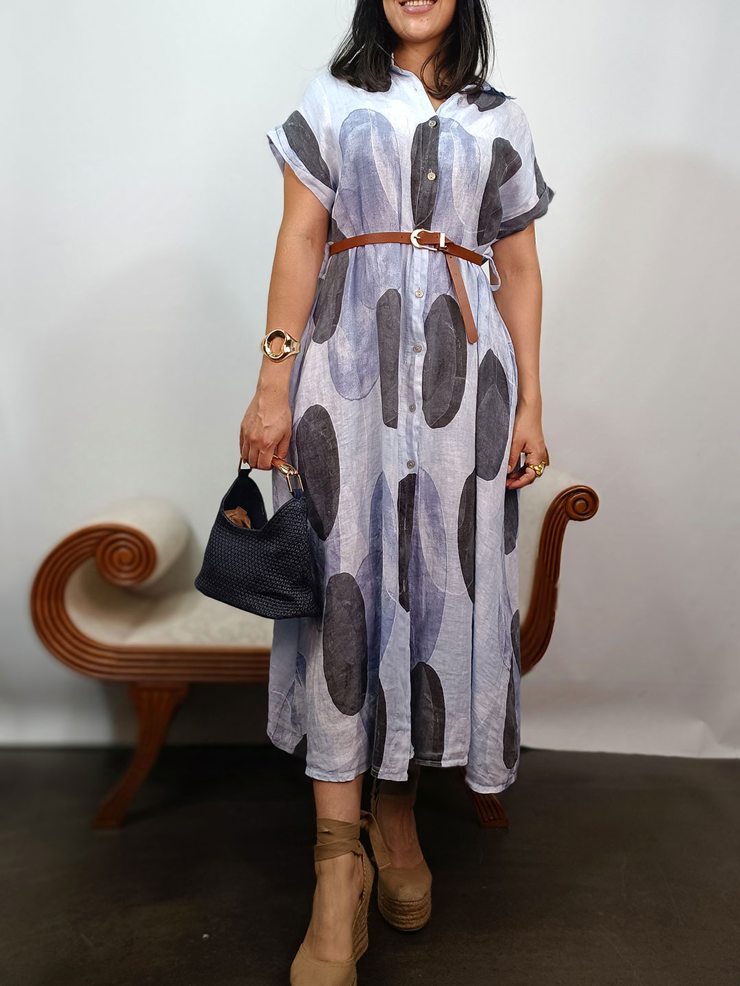 vestido camisero de lino midi con estampado de lunares abstractos de frente