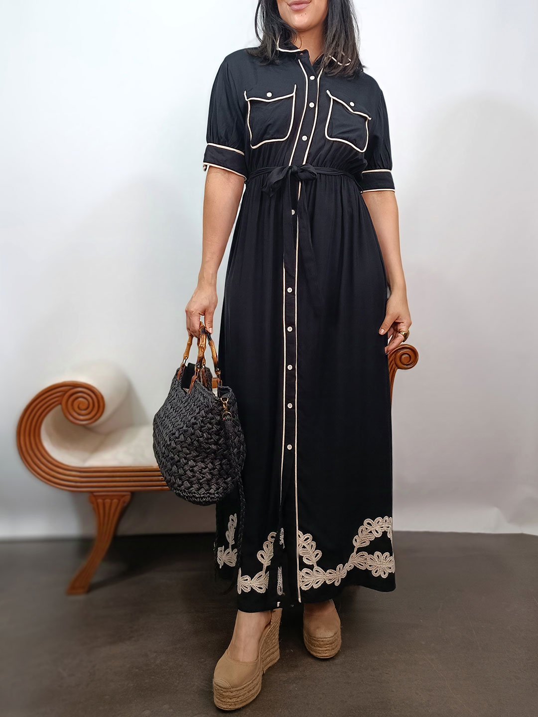 vestido largo camisero negro con ribetes crema y bordado floral