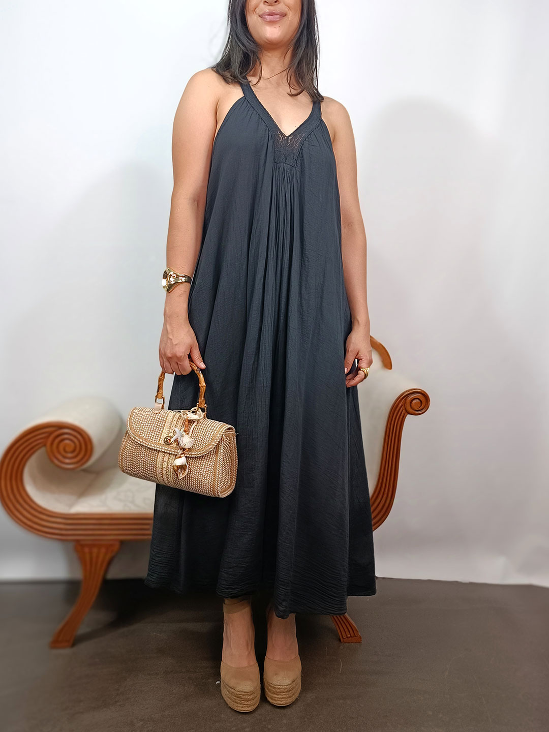 vestido largo de bambula negro con escote en V de encaje