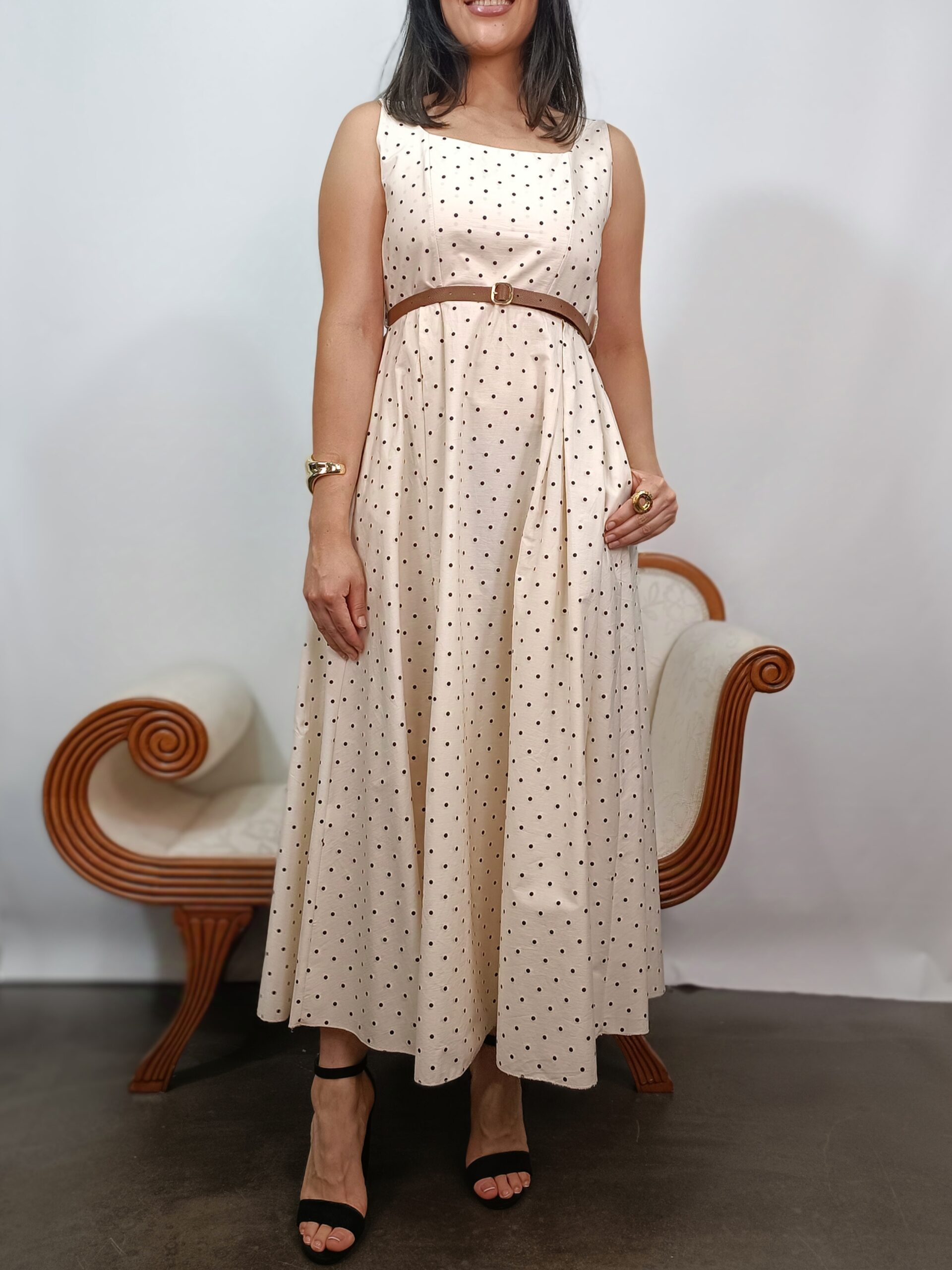 vestido largo de lunares negros de tirante ancho con cinturón de frente