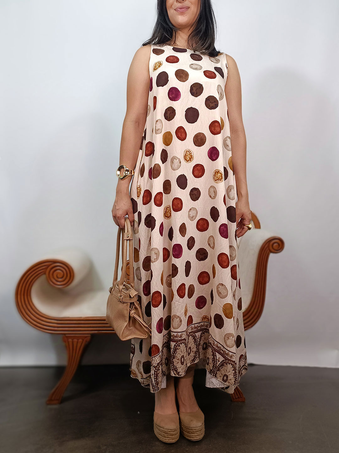 vestido largo fluido de lunares color crema y tonos tierra con cenefa