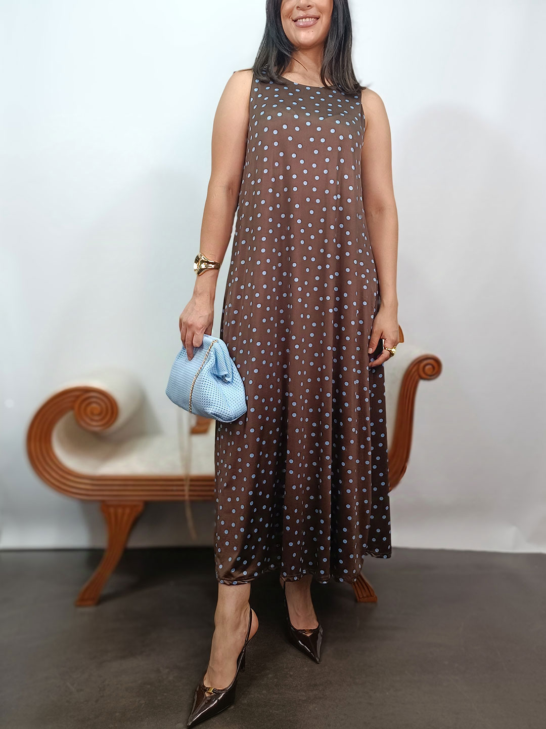 vestido largo fluido de lunares de licra fría marrón y azul celeste de frente