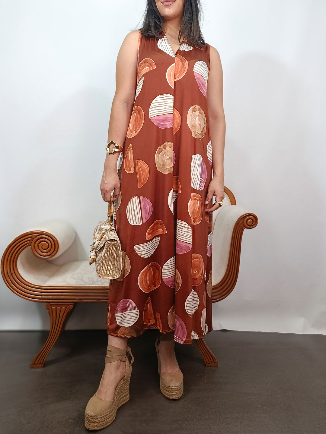 vestido largo fluido licra fría color teja con cuello pico de frente