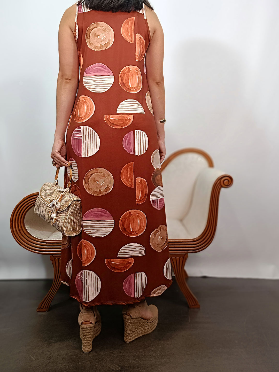 Parte posterior de vestido largo de licra fría caldero con estampado geométrico