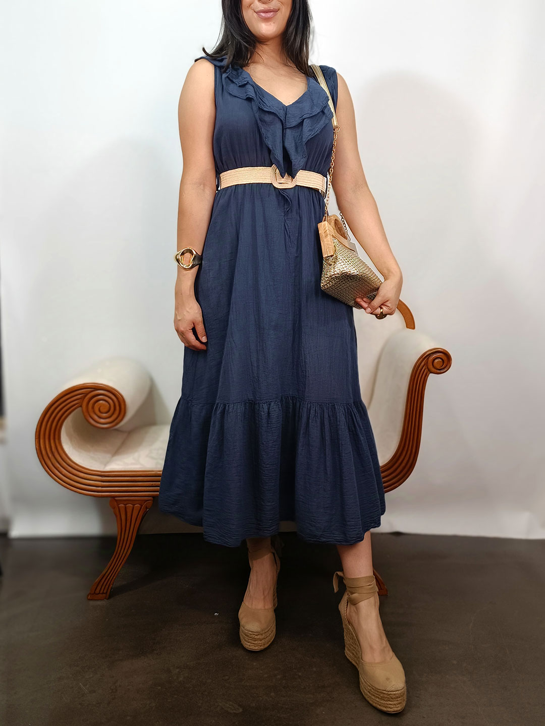 vestido midi de bambula color azul marino con volante en el escote