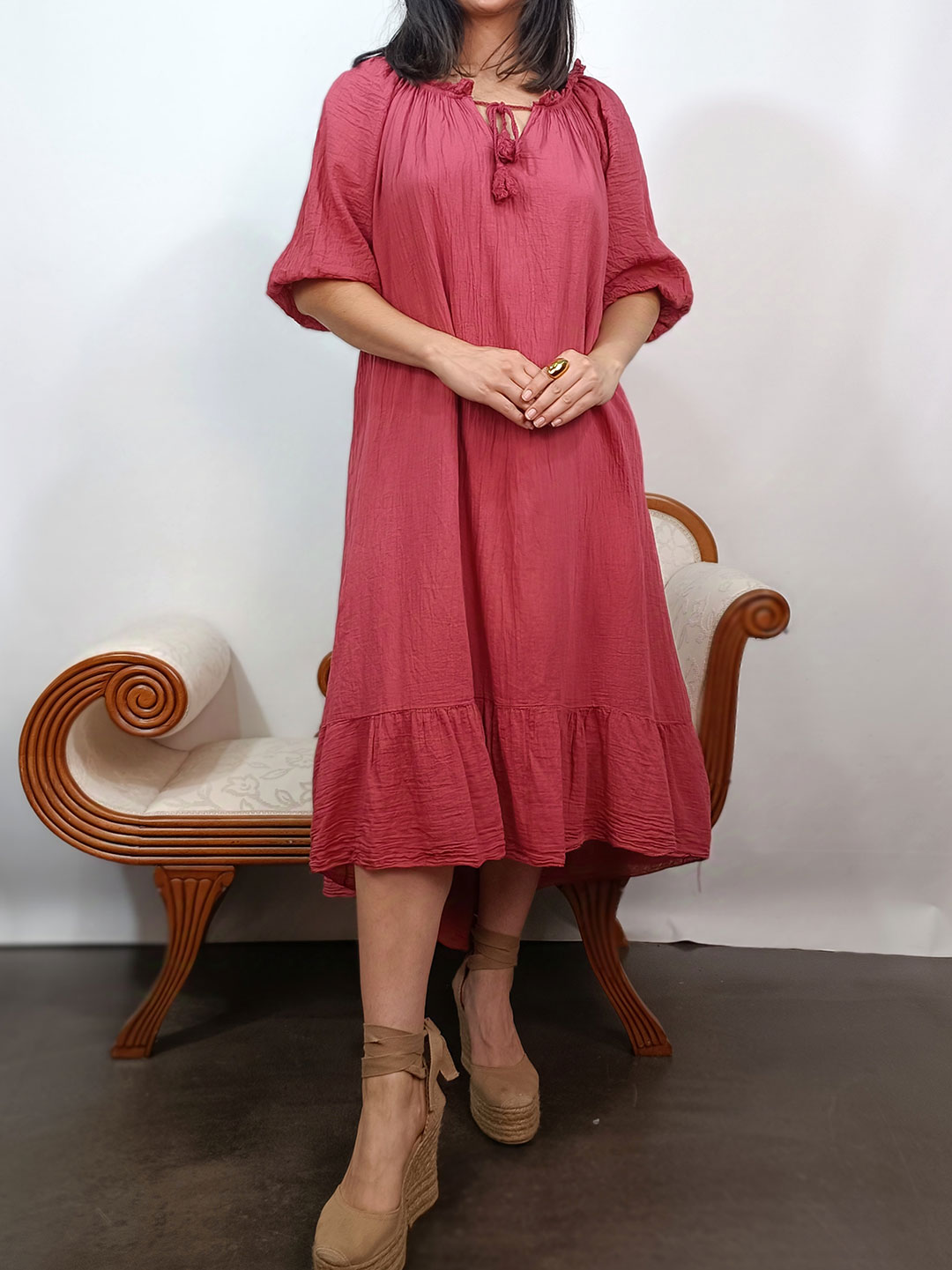 vestido midi de bambula color rosa con cordones y borlas