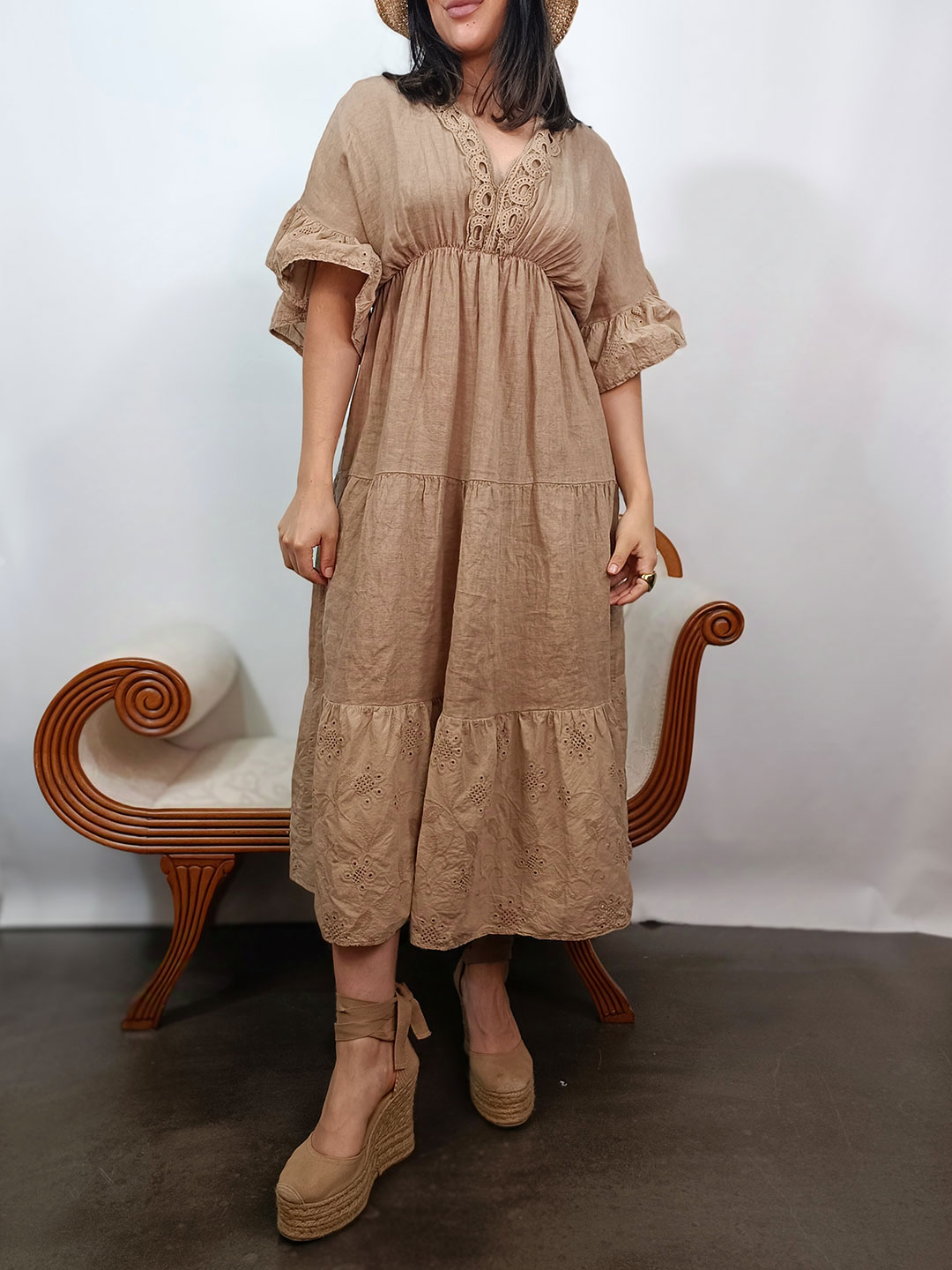 vestido midi de lino color camel con detalles calados