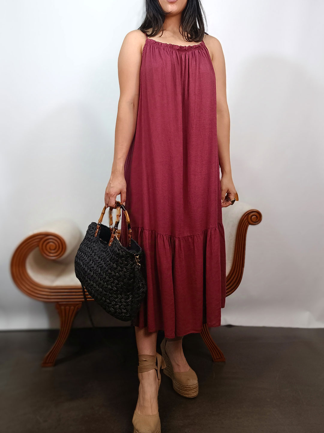 vestido midi fluido de tirantes color burdeos con bajo de volante