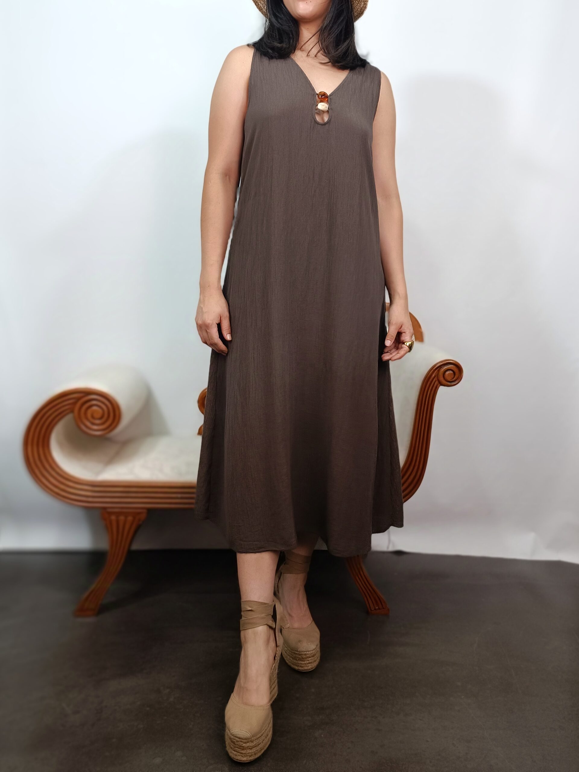 vestido midi fluido de tirantes color marrón con detalle de carey