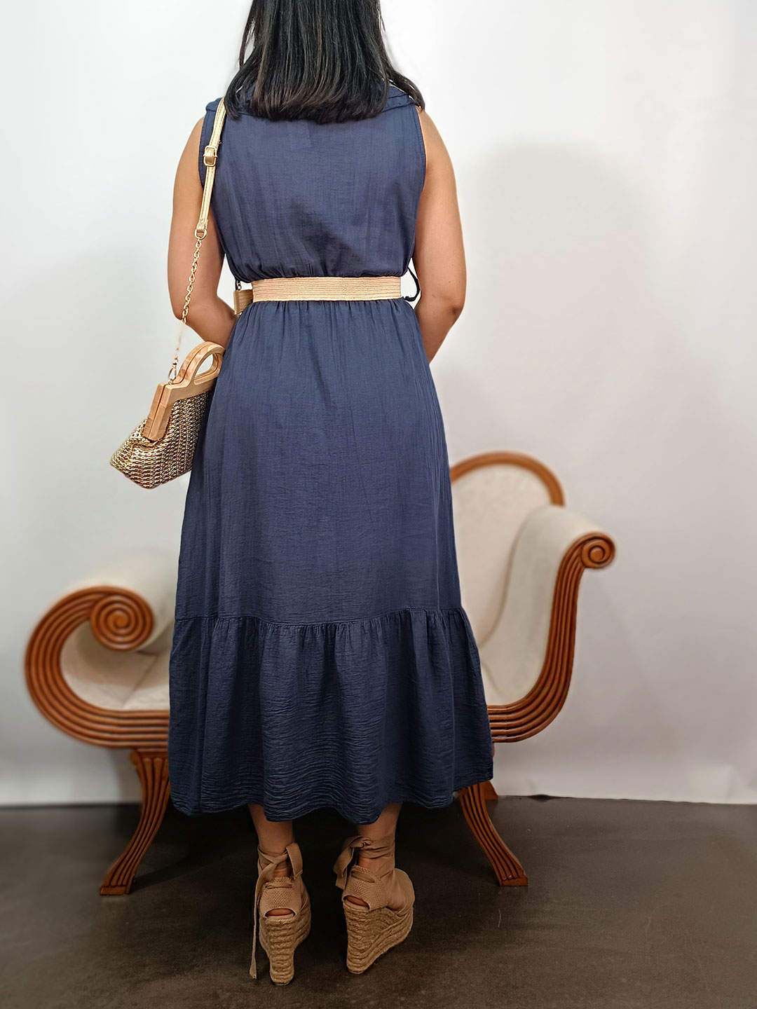 Parte trasera de vestido midi azul marino con tirantes anchos