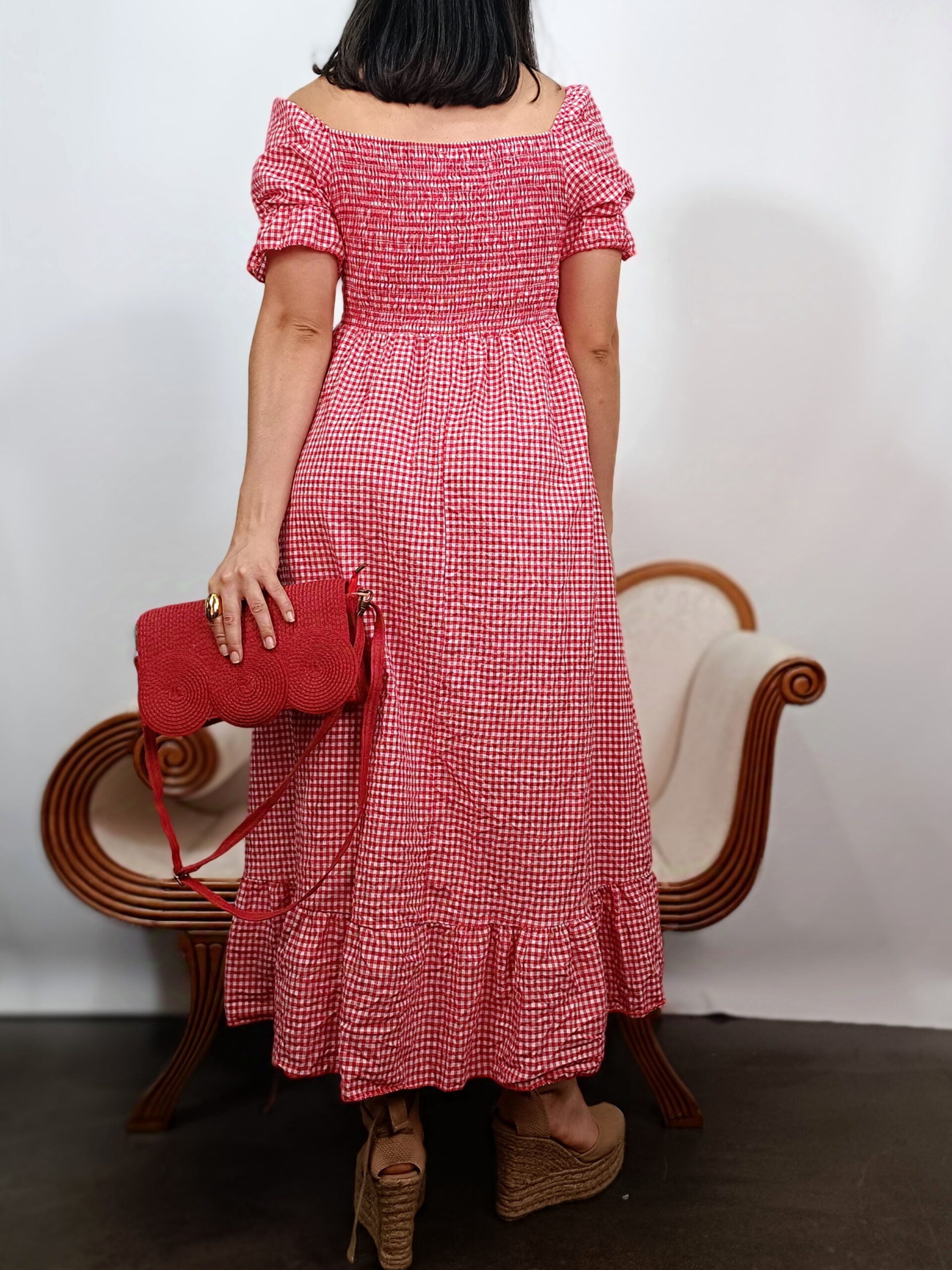 Parte trasera de vestido midi de cuadros vichy con bajo de volante