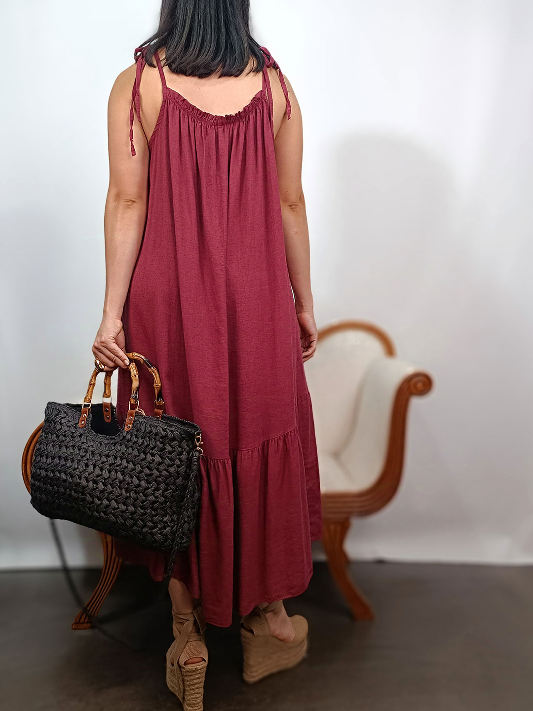 Parte trasera de vestido midi burdeos de tirantes finos