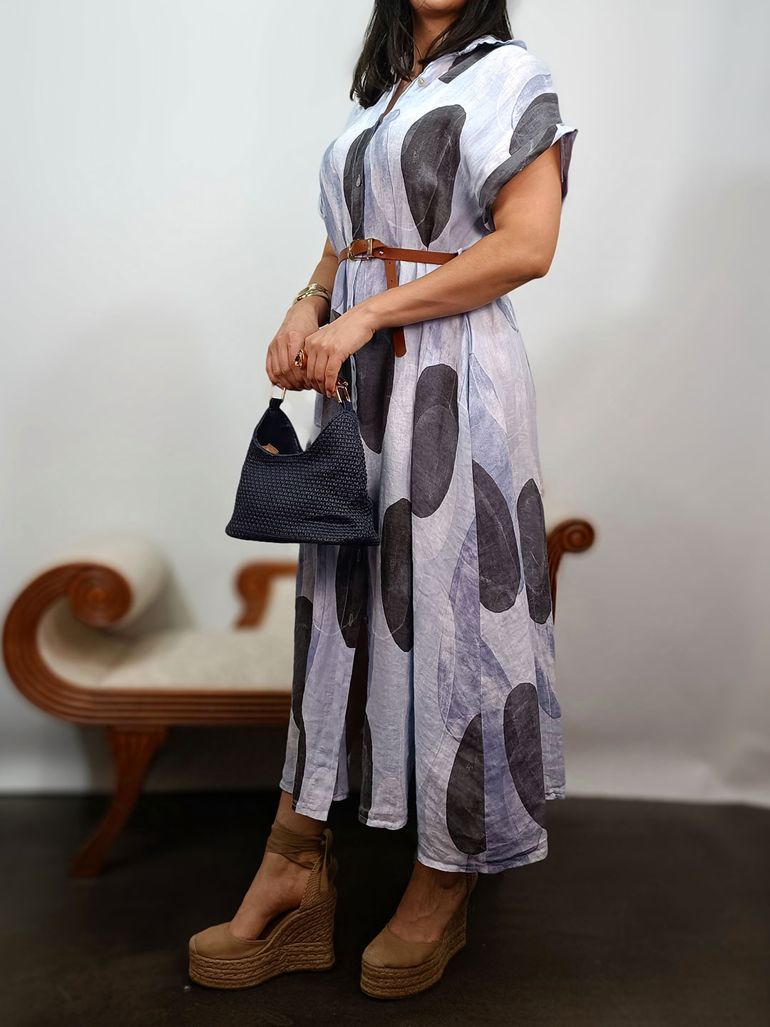 Perfil de vestido camisero de lino holgado con abertura lateral