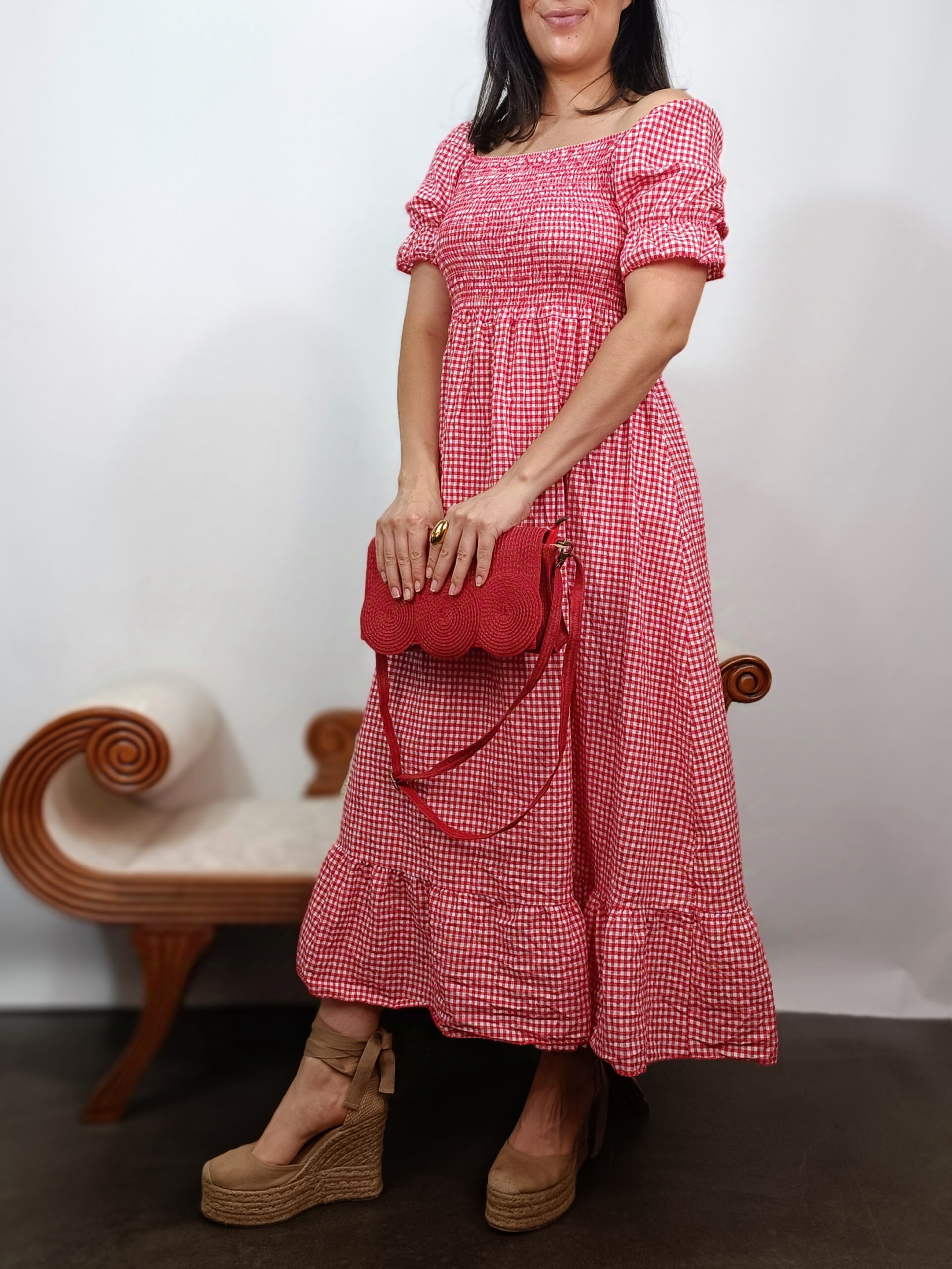 Perfil de vestido midi de cuadros vichy con escote de hombros caídos