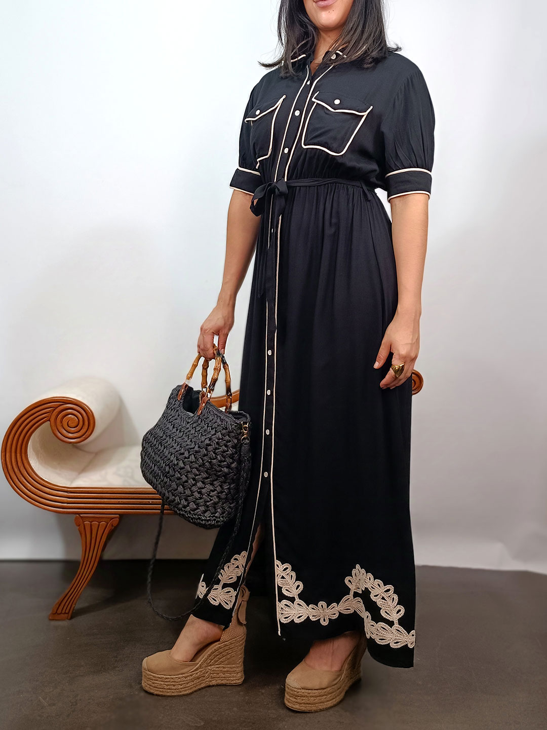 Perfil de vestido largo camisero negro fluido con cinturón de lazo
